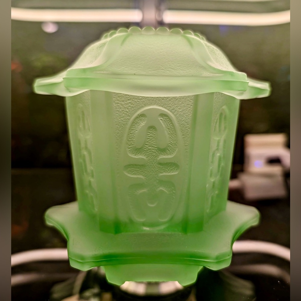 Vintage L. E. Smith Pagoda Fairy Lamp In Green Frosted Glass